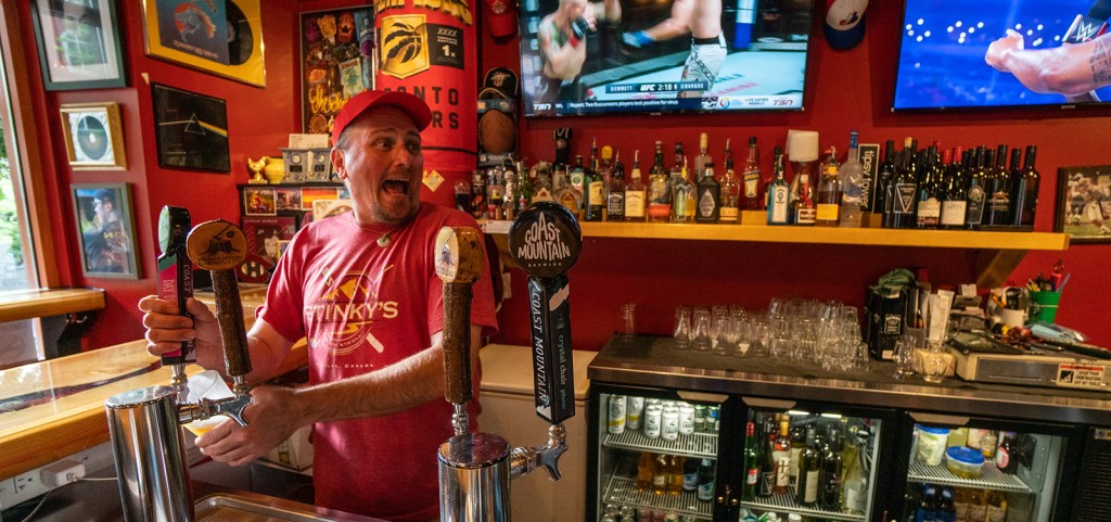 stinkys on the stroll, bar tender serving beer